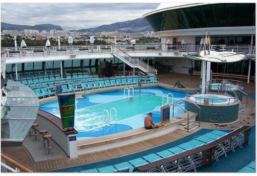 Las piscinas y el solarium,amplitud y luminosidad a raudales